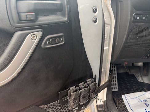 Used 2011 Jeep Wrangler Unlimited Rubicon AWD/4WD image 18