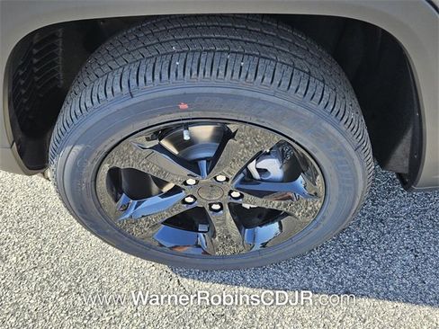 New 2025 Jeep Grand Cherokee Altitude image 17