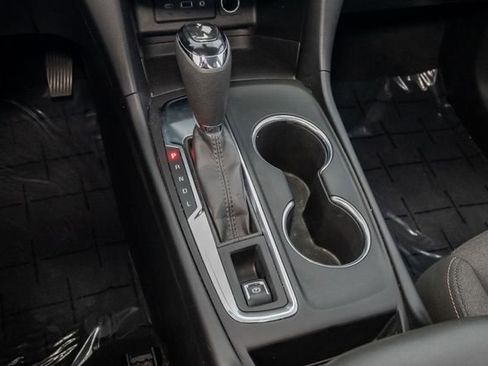 Used 2020 Chevrolet Equinox LT w/ Driver Convenience Package image 19