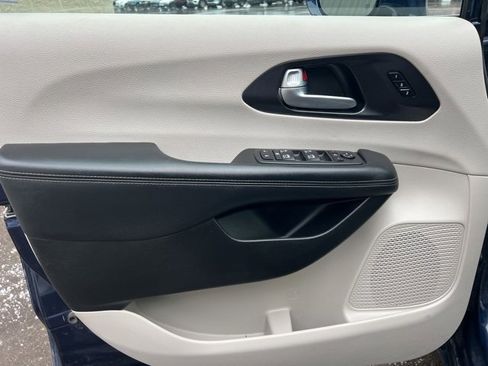 Used 2020 Chrysler Pacifica Limited image 25