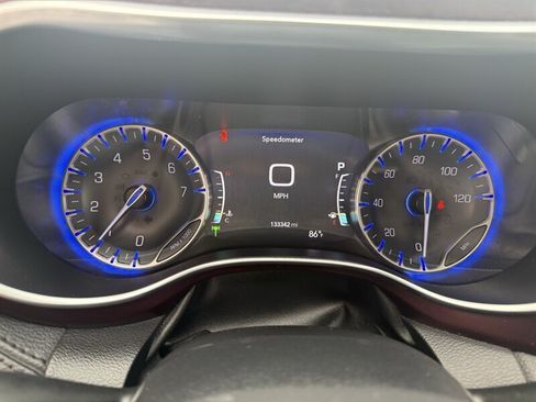 Used 2017 Chrysler Pacifica Limited FWD image 11