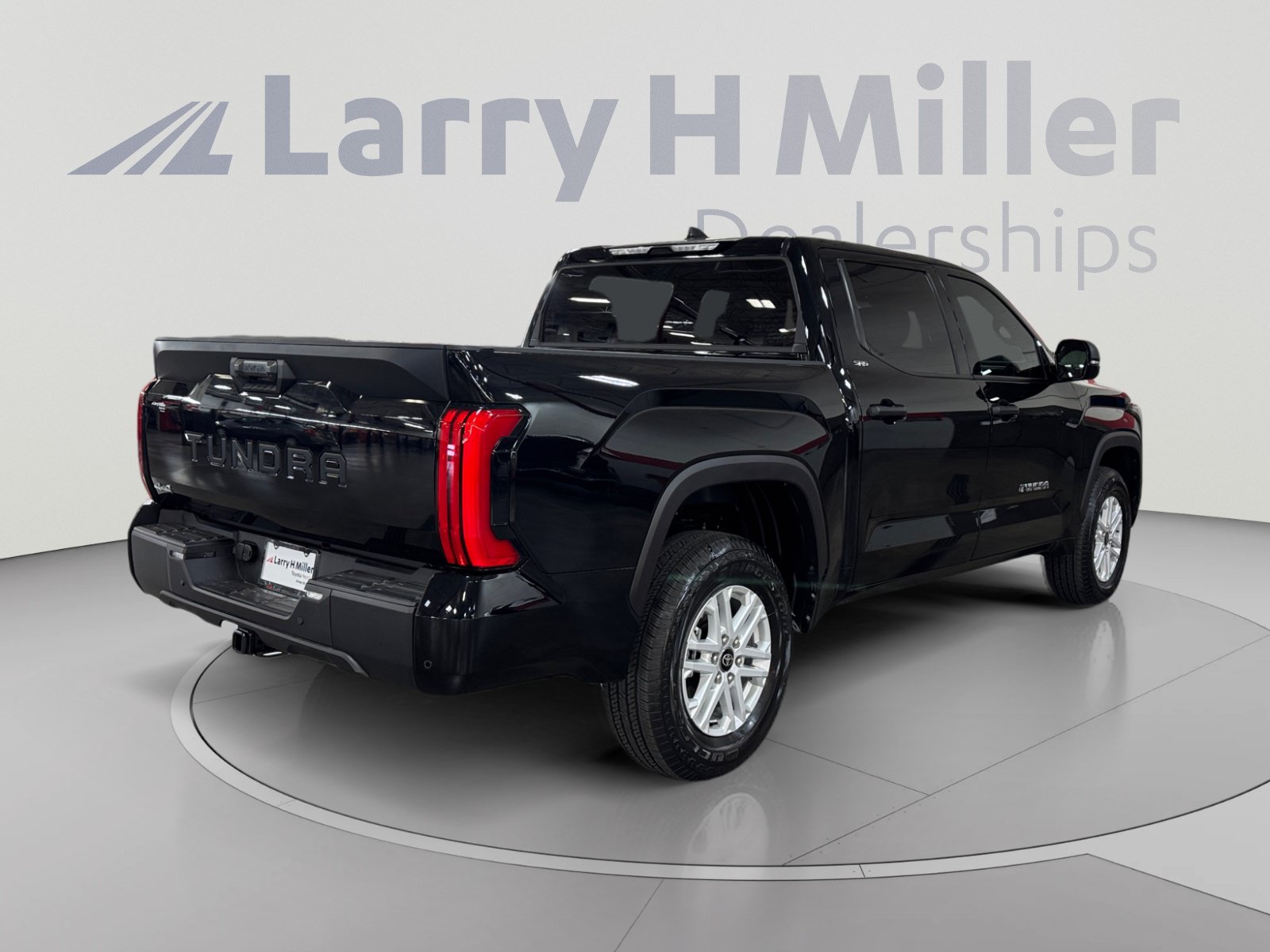 Used 2026 Toyota Tundra SR5 w/ SR5 Convenience Package AWD/4WD image 5