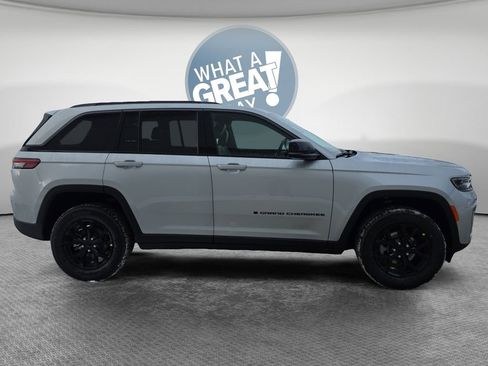 New 2026 Jeep Grand Cherokee Altitude AWD/4WD image 2