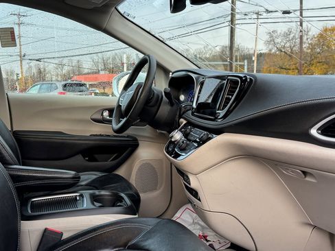 Used 2022 Chrysler Pacifica Touring-L image 10