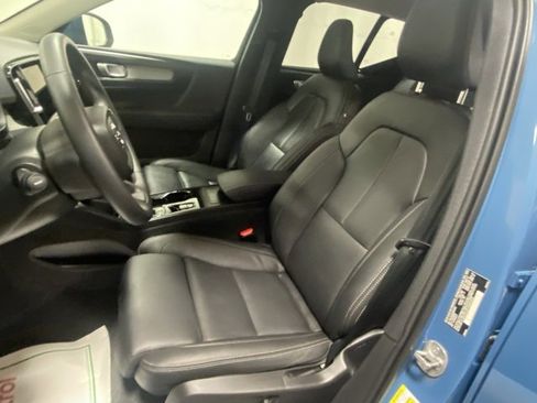 Used 2025 Volvo XC40 B5 Plus image 11