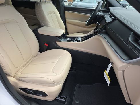 New 2026 Jeep Grand Cherokee L Limited w/ Luxury Tech Group II RWD image 39