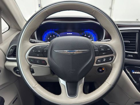 Used 2017 Chrysler Pacifica Limited FWD image 24