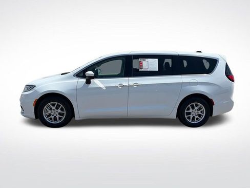 Used 2023 Chrysler Pacifica Touring-L FWD image 3