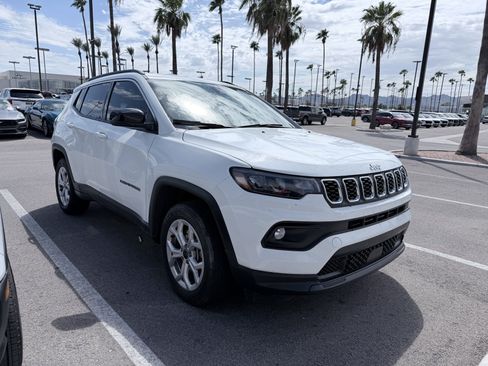Used 2025 Jeep Compass Latitude AWD/4WD image 5