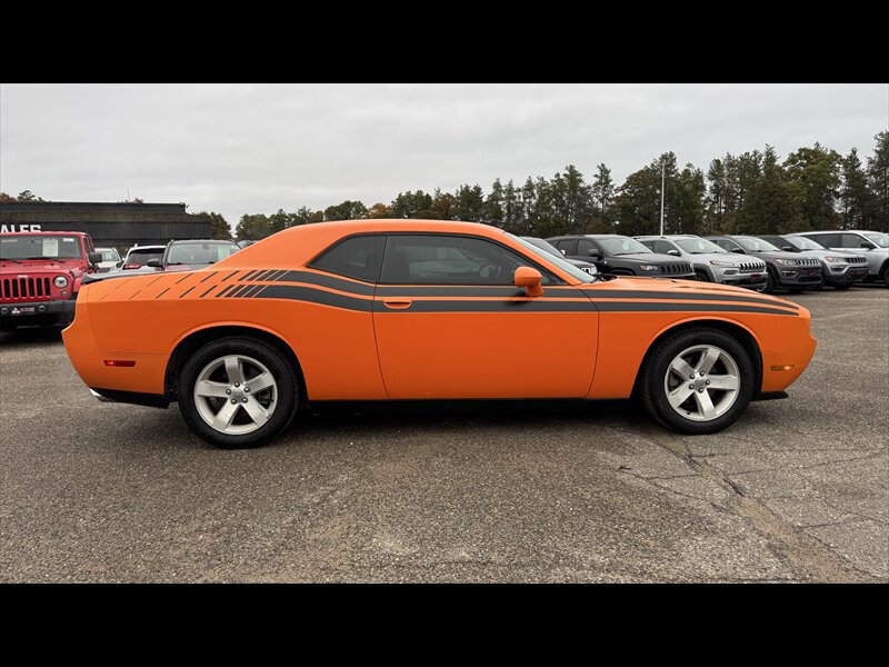 Used 2012 Dodge Challenger SXT RWD image 4