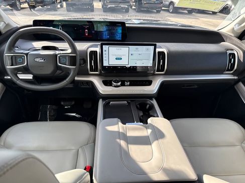 Certified 2025 Ford Expedition Active image 6