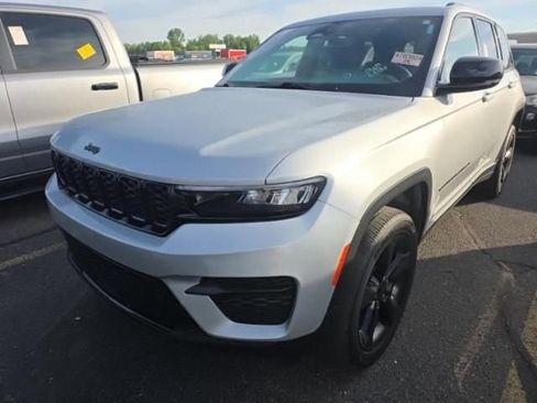 Used 2023 Jeep Grand Cherokee Altitude AWD/4WD image 18