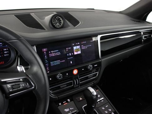 Certified 2025 Porsche Macan image 13