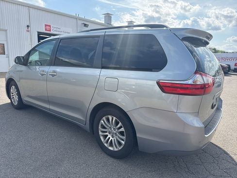 Used 2017 Toyota Sienna XLE image 9