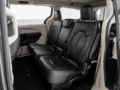 Used 2019 Chrysler Pacifica Touring-L FWD image 36