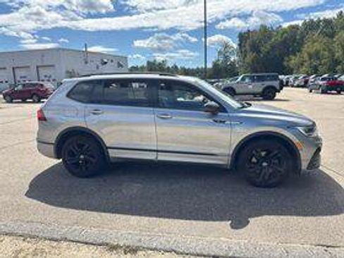Used 2024 Volkswagen Tiguan SE R-Line FWD image 4