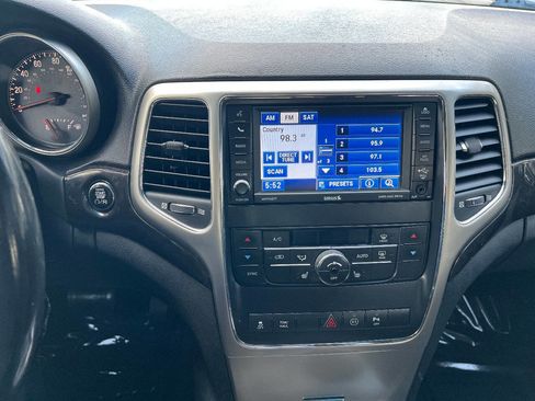 Used 2011 Jeep Grand Cherokee Laredo image 32