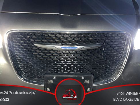 Used 2015 Chrysler 300 Limited image 40