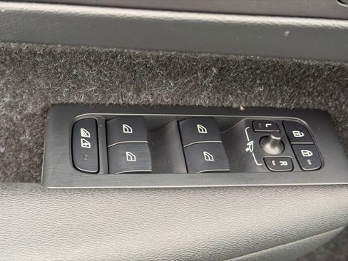 Used 2020 Volvo XC40 T5 Momentum image 19