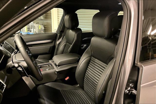 Certified 2025 Land Rover Discovery Dynamic SE AWD/4WD image 15