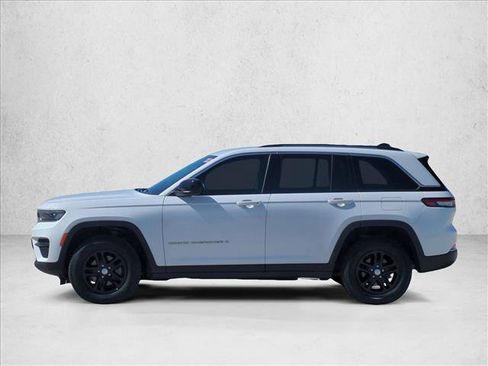Used 2022 Jeep Grand Cherokee Laredo w/ Luxury Tech Group I AWD/4WD image 9