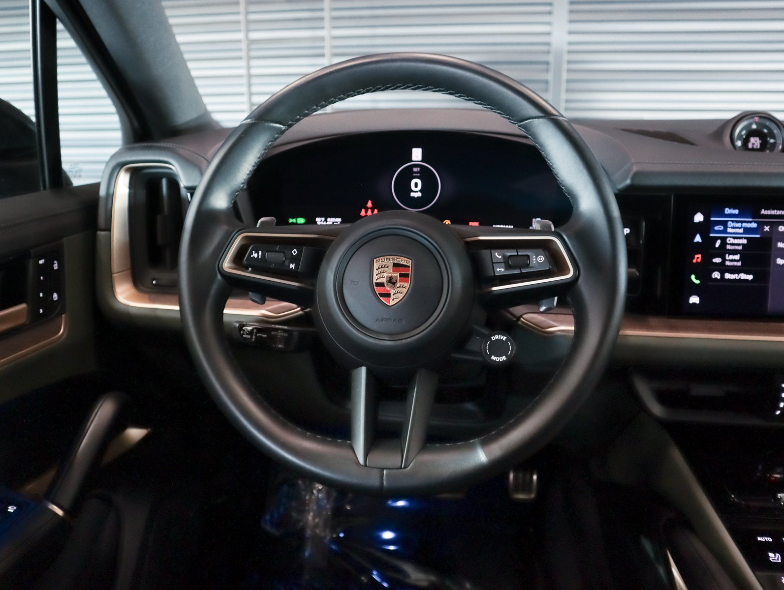 Certified 2024 Porsche Cayenne w/ Premium Package AWD/4WD image 15
