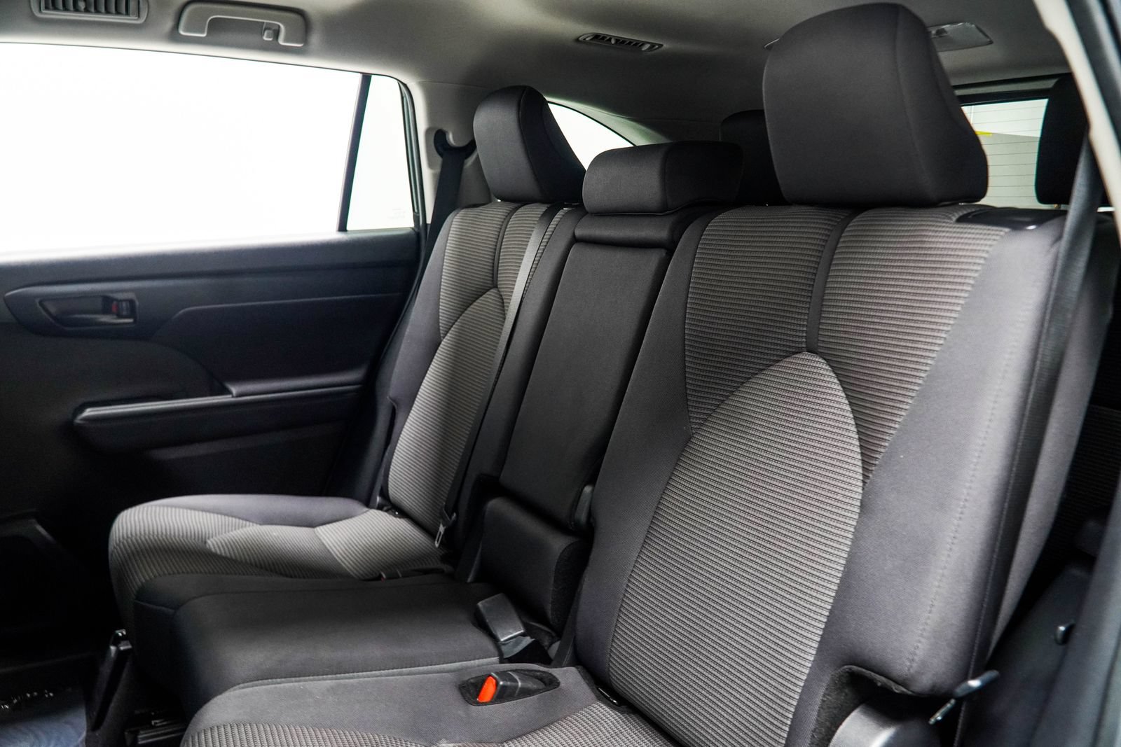 Used 2025 Toyota Highlander LE FWD image 39
