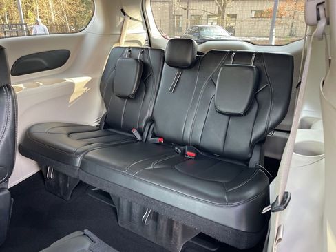 Used 2024 Chrysler Pacifica Touring-L image 22