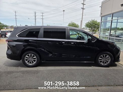 Used 2025 Toyota Sienna LE FWD image 3