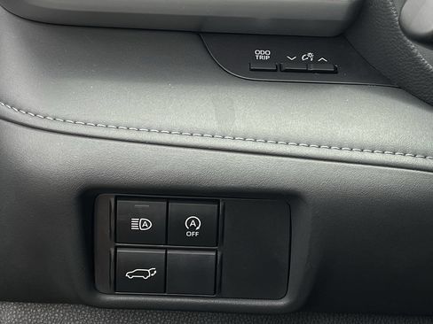 Used 2024 Toyota Highlander LE FWD image 20
