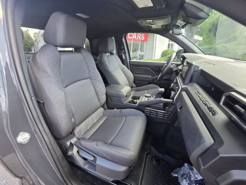 Used 2025 Toyota Tacoma SR AWD/4WD image 15