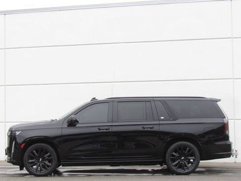 Used 2022 Cadillac Escalade ESV Sport w/ Touring Package AWD/4WD image 4