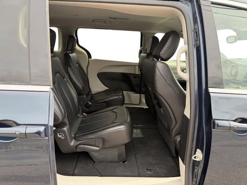 Used 2023 Chrysler Pacifica Touring-L image 31