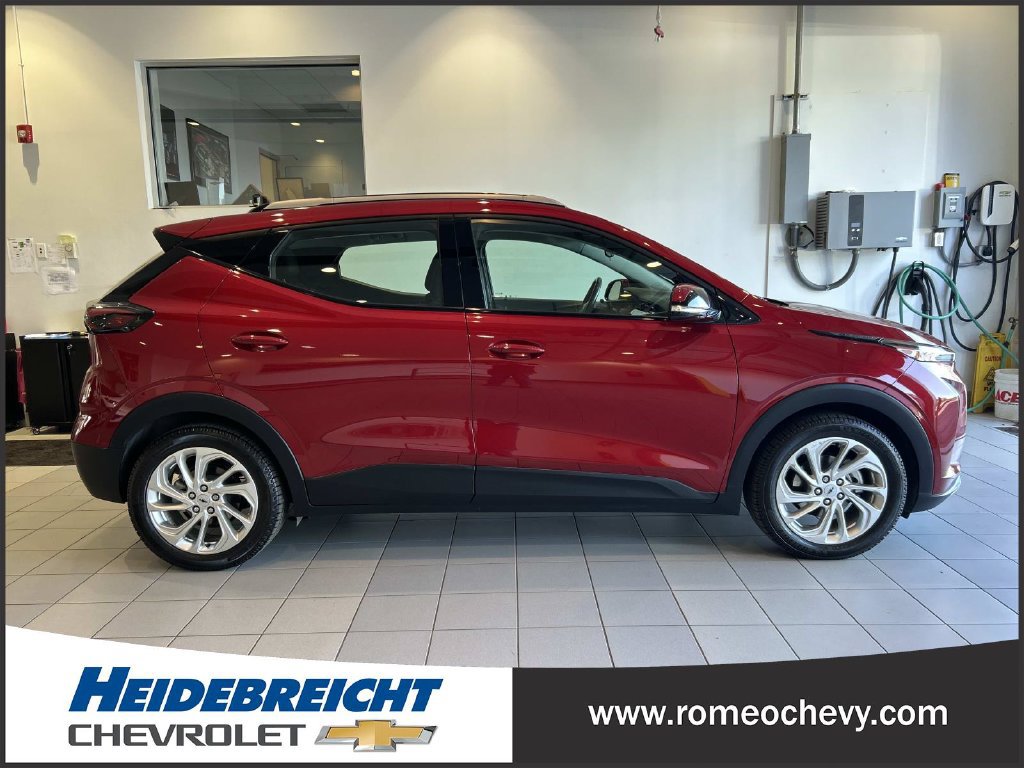 Used 2023 Chevrolet Bolt EUV LT w/ Comfort Package FWD image 2