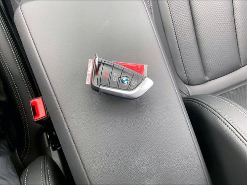 Used 2025 BMW 330i Sedan w/ Premium Package image 13