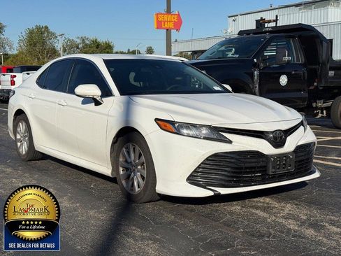 Used 2018 Toyota Camry LE image 3