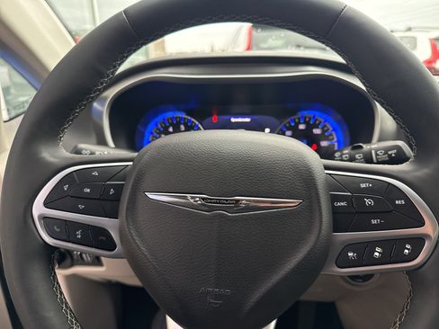 Used 2024 Chrysler Pacifica Touring-L image 26