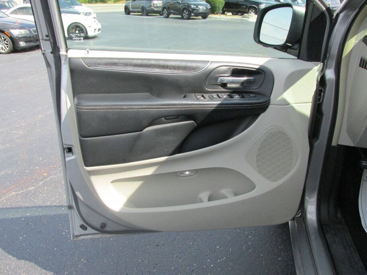 Used 2015 Chrysler Town & Country Touring w/ Driver Convenience Group FWD image 14