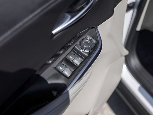Used 2023 Cadillac XT4 Luxury w/ Cold Weather Package FWD image 24