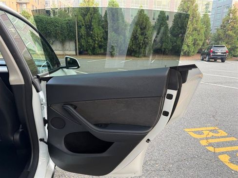 Used 2024 Tesla Model Y Long Range AWD/4WD image 24