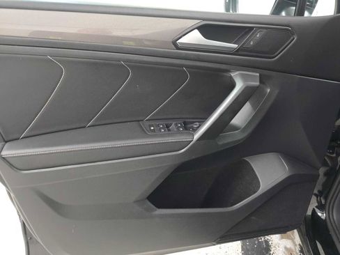 Used 2023 Volkswagen Tiguan SE w/ Panoramic Sunroof Package FWD image 9