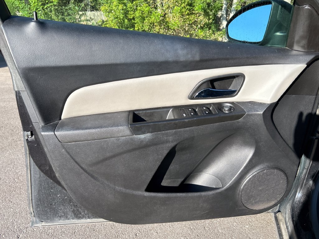 Used 2013 Chevrolet Cruze LS FWD image 11