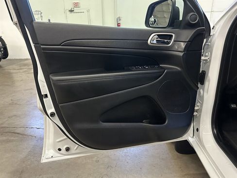 Used 2017 Jeep Grand Cherokee Altitude image 25