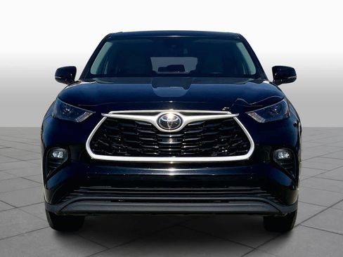 Used 2023 Toyota Highlander LE AWD/4WD image 4