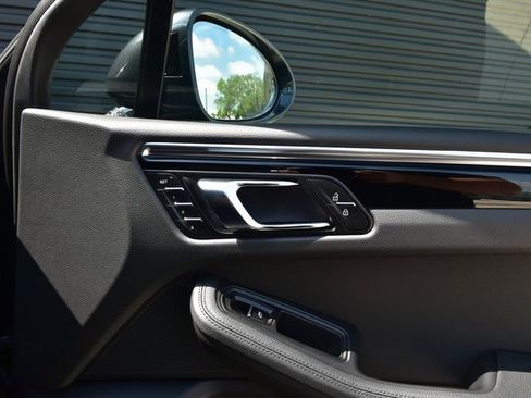 Certified 2025 Porsche Macan image 27