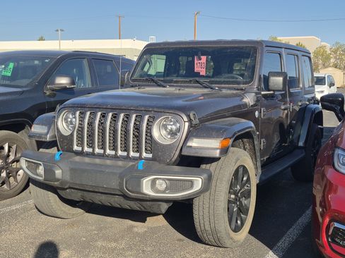 Used 2023 Jeep Wrangler Unlimited Sahara w/ Cold Weather Group AWD/4WD image 11