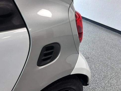 Used 2017 smart fortwo pure RWD image 31