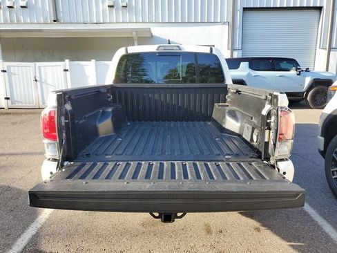 Used 2022 Toyota Tacoma TRD Off-Road w/ Technology Package RWD image 10