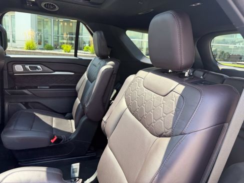 Certified 2025 Ford Explorer Platinum w/ LUX Leather Package AWD/4WD image 15