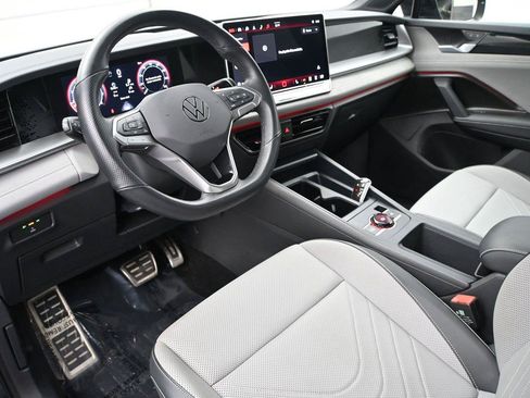 Used 2025 Volkswagen Tiguan SE R-Line AWD/4WD image 2